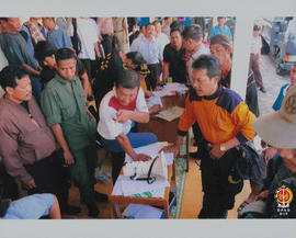 Suasana persiapan pencairan bantuan kepada masyarakat korban gempa di  Yogyakarta, 29 Mei 2006.