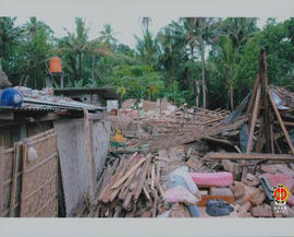 Rumah penduduk Desa Jombokan Bambanglipuro luluh lantak akibat Gempa DIY 2006, tampak sisa-sisa p...
