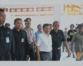 Wakil Presiden RI Yusuf Kalla bersama Bupati Bantul Drs. Idham Samawi memasuki bangsal dan diikut...