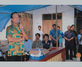 Gubernur Provinsi DIY Sri Sultan HB X sedang berdiri berbicara didepan warga penduduk Desa Jombok...