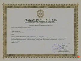 Piagam penghargaan dari BP-7 DIY diberikan kepada Nur’aini Rismawati dan Agus Taufaiqurrahan atas...