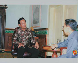 Gubernur Provinsi DIY Sri Sultan HB X sedang berbincang-bincang dengan Gubernur Bank Indonesia Pr...