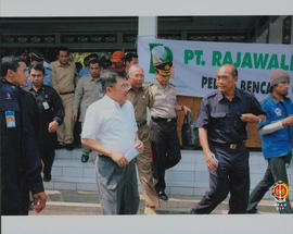 Wakil Presiden RI Yusuf Kalla bersama Bupati Bantul Drs. Idham Samawi bersama rombongan keluar da...