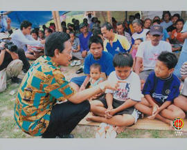 Gubernur Provinsi DIY Sri Sultan HB X sedang jongkok berbicara dengan anak-anak korban gempa.