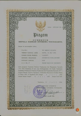 Piagam Gubernur Kepala Daerah Istimewa Yogyakarta diberikan kepada Tri Rokhyat Yuliasih perihal t...