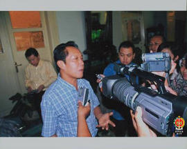 Gubernur DKI Jakarta Sutiyoso sedang memberikan keterangan dihadapan para wartawan media masa set...