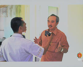 Kepala Biro Keuangan Setwilda DIY Drs. Mulyanto sedang diwawancarai wartawan, 23 Juni 2006.