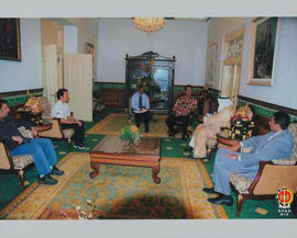 Sri Sultan HB X berbincang-bincang dengan rombongan perwakilan dari Bulan Sabit Kuwait, di dalam ...