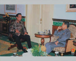 Dari sebelah kanan Gubernur Provinsi DIY Sri Sultan HB X sedang berbincang-bincang dengan Gubernu...