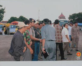 Bapak Bachtiar Chamsyah, Sri Sultan HB X dan Jusuf Kalla sedang berjabat tangan dengan para apara...