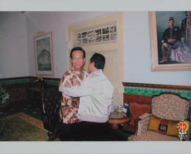 Gubernur DKI Jakarta berjabat tangan dan berpelukan dengan Gubernur Provinsi DIY  di Gedhong Wili...
