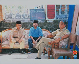 Bupati Bantul –Idham Samawi- sedang duduk bersama dua orang sesaat sebelum acara Musyawarah Rakya...