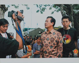 Gubernur Provinsi DIY Sri Sultan HB X sedang di wawancarai oleh wartawan saat meninjau tenda peng...