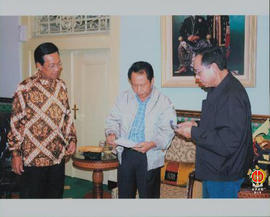Gubernur DKI Jakarta Sutiyoso sedang membacakan sebuah lembaran kertas putih dihadapan Gubernur P...