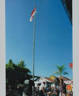 Pengibaran bendera Merah Putih oleh peserta Musyawarah Rakyat Bantul, tampak Emha Ainun Nadjib ik...
