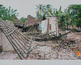 Tampak reruntuhan rumah akibat gempa bumi 2006.