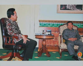 Sri Sultan HB X sedang berbincang dengan salah satu anggota Komisi V DPR RI pada acara penyerahan...