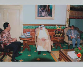 Dua orang perwakilan dari Bulan Sabit Kuwait, tampak sedang memperhatikan Sri Sultan HB X saat se...
