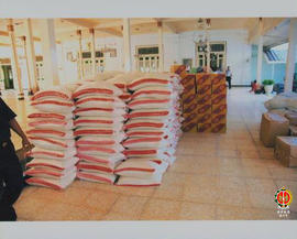 Tumpukan beras dan biskuit bantuan dari Perusahaan Rokok Sukun ditumpuk di Pendapa Bangsal Kepati...