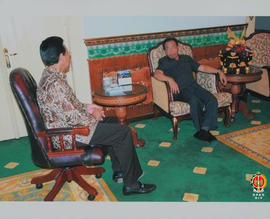 Gubernur Provinsi DIY Sri Sultan HB X sedang berbincang- bincang dengan Mendagri Muhammad Ma’aruf...