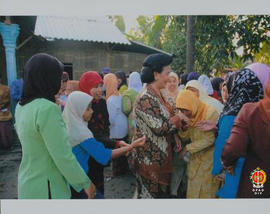 Antusiasme warga yang ingin berjabat tangan dengan GKR Hemas usai acara peresmian SDIT Samawi dan...