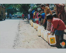 Penduduk Bantul sedang antri untuk mendapatkan air bersih.