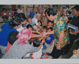 Antusiasme masyarakat korban gempa bumi Bambanglipuro untuk bisa bersalaman dengan Gubernur Provi...