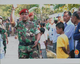 Seorang anggota Kopasus TNI AD sedang memberi aba-aba saat melakukan pengamanan dalam acara Kunju...