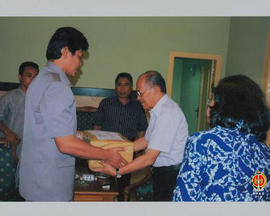 Penyerahan bantuan bagi korban gempa bumi oleh Wakil Bupati Merauke diterima oleh Wakil Gubernur ...