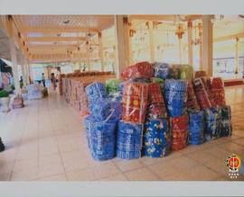 Tumpukan kasur dan bok minuman mineral bantuan dari Perusahaan Rokok Sukun di Pendapa Bangsal Kep...
