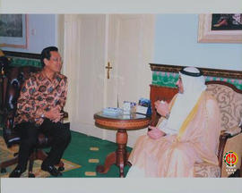 Sri Sultan HB X berbincang-bincang dengan salah satu perwakilan dari Bulan Sabit Kuwait, di dalam...