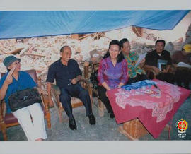 GKR Hemas sedang duduk berbincang-bincang dengan Bupati Bantul Idham Samawi, membelakangi rumah y...