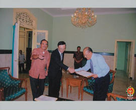 Wakil Gubernur Provinsi DIY Sri Paduka Paku Alam IX menerima bantuan secara simbolis dari perwaki...