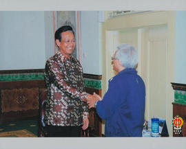Sri Sultan HB X sedang berjabat tangan dengan tamu dari Bank Bumiputera Malaysia pada saat Penyer...