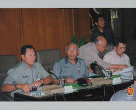Wakil Presiden RI Jusuf Kalla, tampak sedang diberi penjelasan tentang materi rapat oleh anggota ...