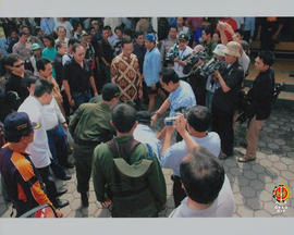 Gubernur DKI Jakarta Sutiyoso memperlihatkan bantuan yang  akan diserahkan untuk korban Gempa Jog...