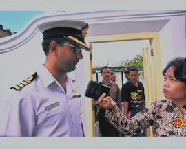 Pimpinan Angkatan Laut India Pavan Chauhan sedang diwawancarai oleh salah seorang pegawai Pemerin...