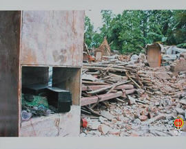 Rumah penduduk Desa Jombokan Bambanglipuro luluh lantak akibat Gempa DIY 2006, tampak radio tape ...