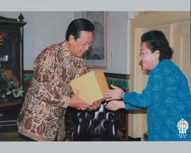 Gubernur Provinsi DIY Sri Sultan HB  X secara simbolis menerima bantuan dari Ketua Tim Penggerak ...