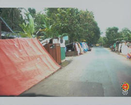 Tenda darurat tampak di kanan-kiri tepi jalan kampung Desa Jombokan Bambanglipuro Bantul.