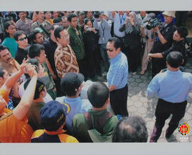 Gubernur DKI Jakarta Sutiyoso memperlihatkan karung yang berisi selimut bantuan yang akan diserah...
