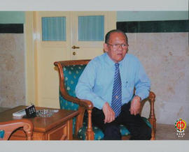 Tampak Wakil Gubernur Provinsi DIY Sri Paduka Paku Alam IX duduk di kursi, 23 Juni 2006.