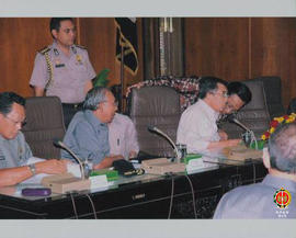 Gubernur Provinsi DIY Sri Sultan HB X tampak sedang berbisik dengan Wakil Presiden RI Jusuf Kalla...