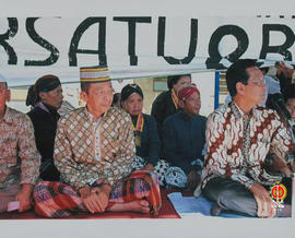 Sri Sultan HB X duduk bersama tokoh masyarakat tampak Mbah Maridjan duduk di barisan belakang (no...