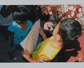Sri Sultan HB X sedang berdialog dengan anak-anak korban gempa bumi Yogyakarta, tampak seorang an...