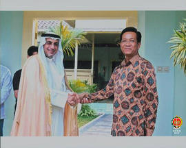 Sri Sultan HB X, berjabat tangan dengan salah seorang perwakilan dari Bulan Sabit Kuwait, untuk m...