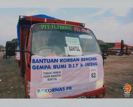 Sebuah truk oleh Bakornas BP untuk bantuan gempa bumi DIY dan Jateng yang ditujukan untuk lokasi ...