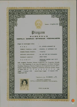 Piagam Gubernur Daerah Istimewan Yogyakarta diberikan kepada Ny.Djuwita Ambarwati ES, sebanyak 6 ...