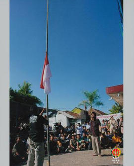 Pengibaran bendera Merah Putih oleh peserta musyawarah rakyat Bantul.