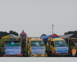 Empat buah truk oleh Bakornas BP  berjajar rapi di tengah lapang, untuk bantuan gempa bumi DIY da...